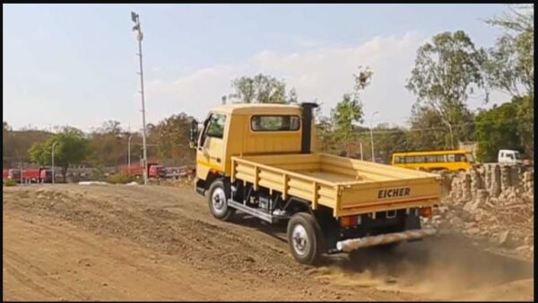 Eicher Pro 1049 Interior Features